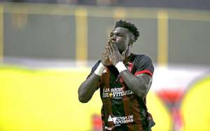 Série B: Atacante volta a treinar no Vitória, mas lateral segue no DM