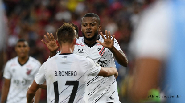 Cotado no Corinthians, atacante do Athletico-PR entra no radar do Vasco