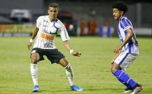 Corinthians é recebido com protestos e torcedores são autorizados a entrar no CT