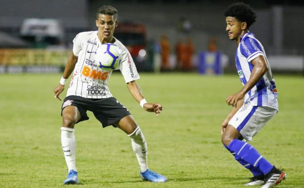 Corinthians é recebido com protestos e torcedores são autorizados a entrar no CT