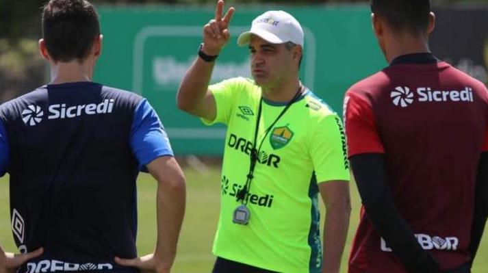 Chamusca elogia líder da Série B, mas pede ambição ao Cuiabá
