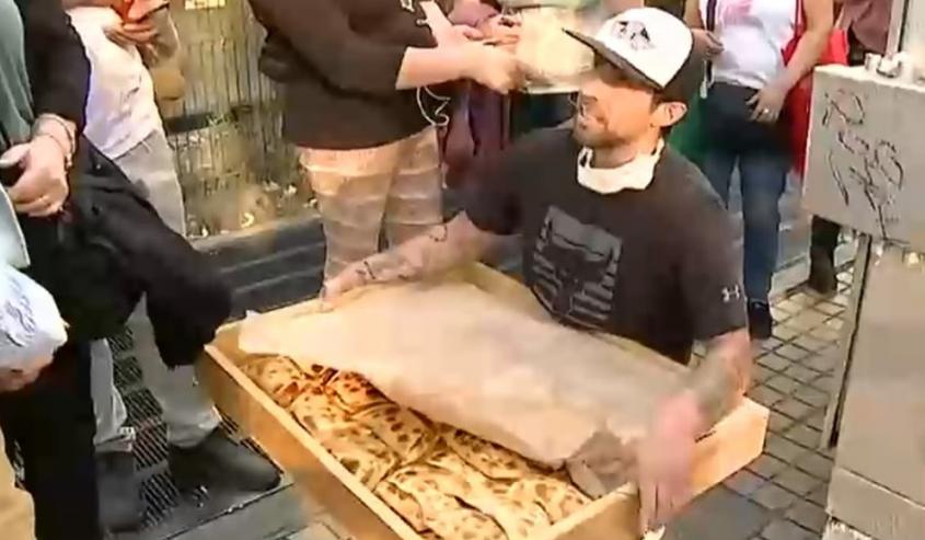 Ídolo do Palmeiras apoia protestos no Chile e distribui empanadas em fila do metrô