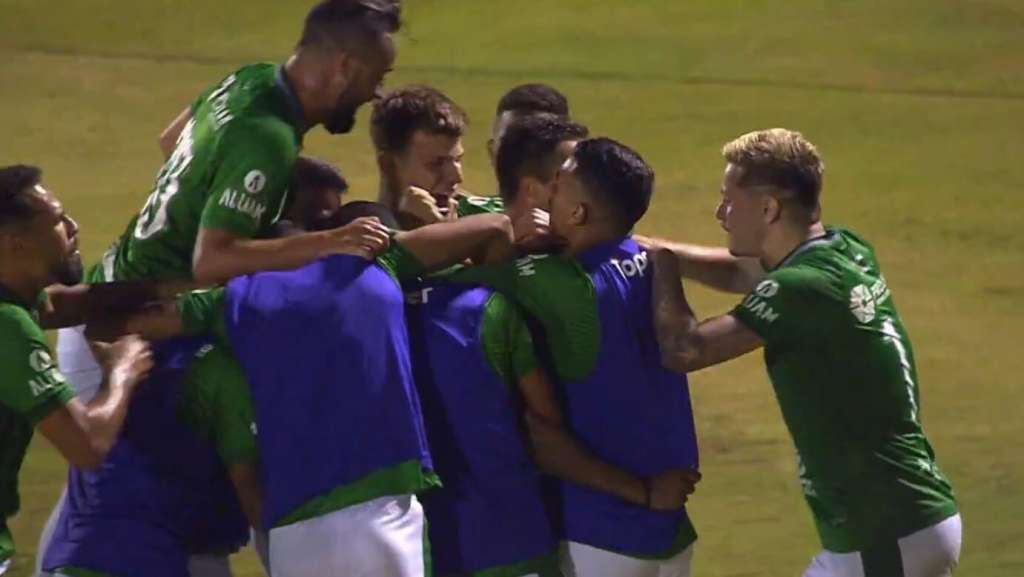 Jogadores do Guarani comemoram o gol da vitória