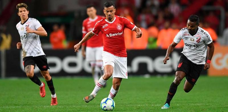 Lindoso fez gol por cobertura e se movimentou bem.