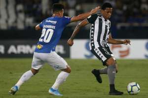 Zagueiro lamenta derrota em dia de recorde e faz cobrança ao elenco do Botafogo