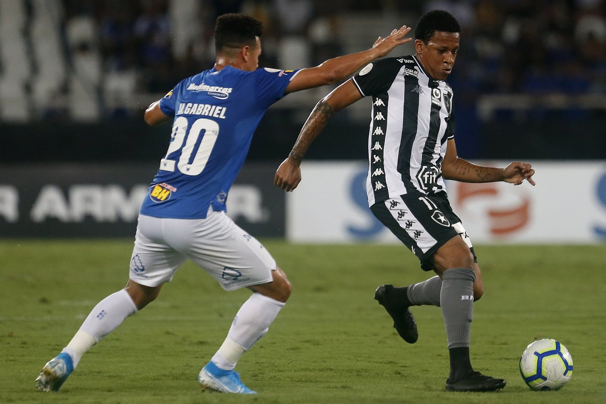 Zagueiro lamenta derrota em dia de recorde e faz cobrança ao elenco do Botafogo