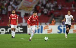 Pênalti perdido e gol anulado irritam jogadores do Internacional antes do Gre-Nal