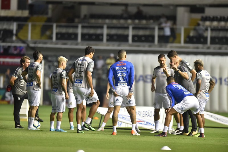 Vitória do Santos tem pior público do ano e bate-boca de Sampaoli com torcedor