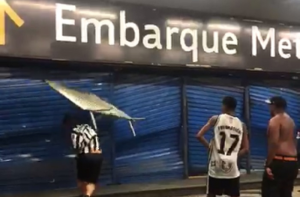 Revoltados com derrota, torcedores do Botafogo quebram estação de metrô. VEJA VÍDEO!