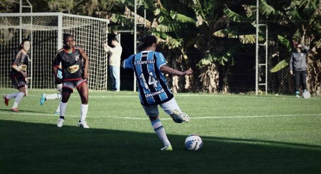 Lesionada em treino, jogadora cobra que Grêmio pague cirurgia; clube nega vínculo