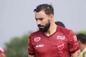 Série B: Lateral tenta explicar crise do Vila: 'Está acontecendo algo esquisito'