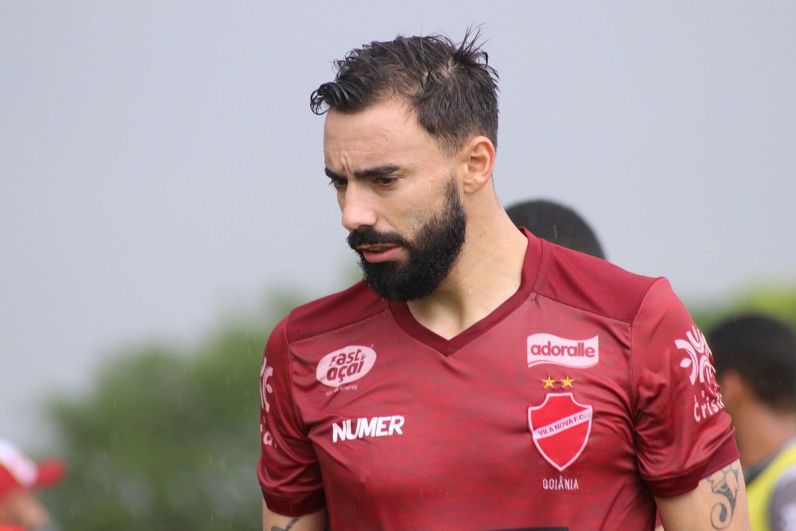 Série B: Lateral tenta explicar crise do Vila: ‘Está acontecendo algo esquisito’