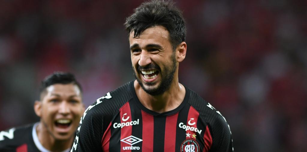 Ex-Corinthians será titular no Athletico-PR pela 1ª vez desde o doping