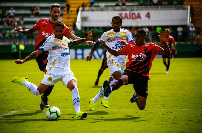 Sem perder há três jogos, lateral exalta recuperação da Chapecoense na série A