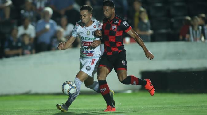 Atlético-GO saiu na frente, mas cedeu empate com um a mais