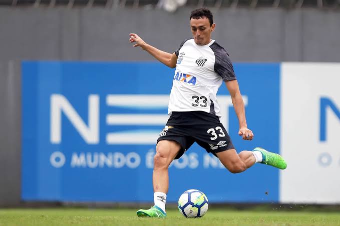 Volante volta a treinar e deve reforçar o Santos contra o Botafogo