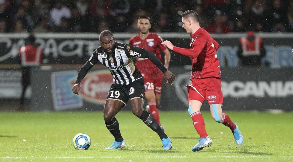 Angers vence em casa e reduz vantagem do PSG na liderança