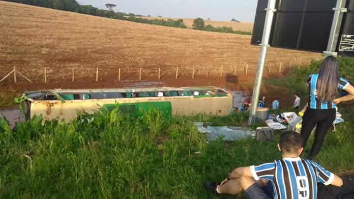 Ônibus com torcedores do Grêmio se envolve em acidente e deixa um morto