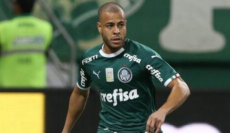 Lateral ganha elogios de Mano em retorno ao Palmeiras após lesão