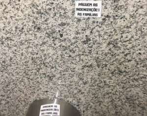 Torcida do Vasco deixa recado para o Flamengo no Maracanã: 'Paguem as indenizações'