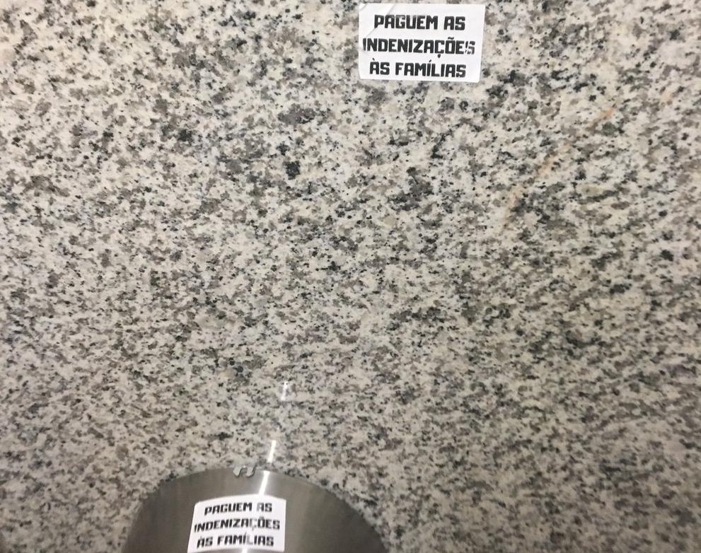 Torcida do Vasco deixa recado para o Flamengo no Maracanã: ‘Paguem as indenizações’