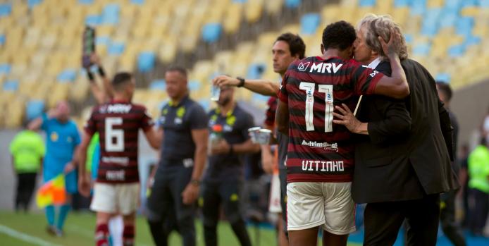 Jorge Jesus, eufórico, dá beijinho em Vitinho - Foto: Alexandre Vidal/CRF