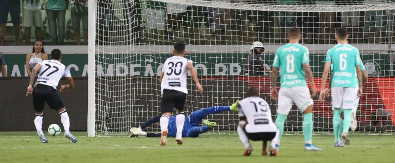 Weverton voa e defende pênalti de Bergson - Foto: Cesar Greco/Ag. Palmeiras