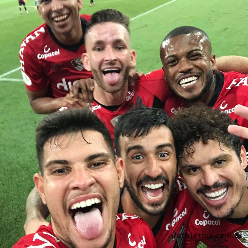 Gol foi comemorado com selfie no gramado.