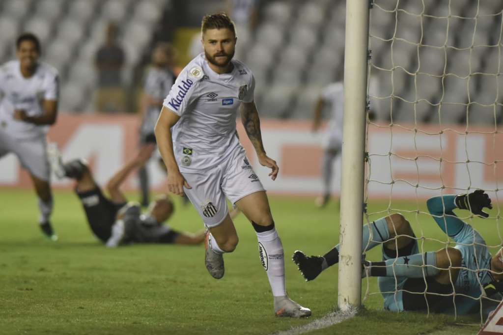 Sasha comemora primeiro gol