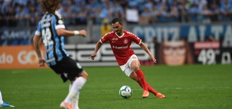 Jogadores do Internacional avaliam derrota no Gre-Nal e comentam expulsão de Lomba