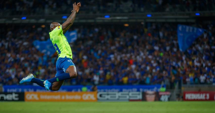 Sassá comemora o gol de empate do Cruzeiro