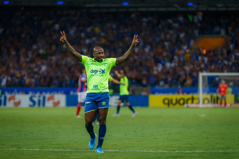 Sassá celebra atuação e ponto do Cruzeiro contra o Bahia no Mineirão