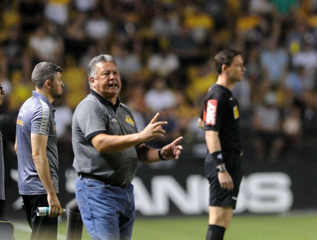 Roberto Cavalo vai ser obrigado a mexer no Criciúma (Foto: Caio Marcelo/Criciúma)