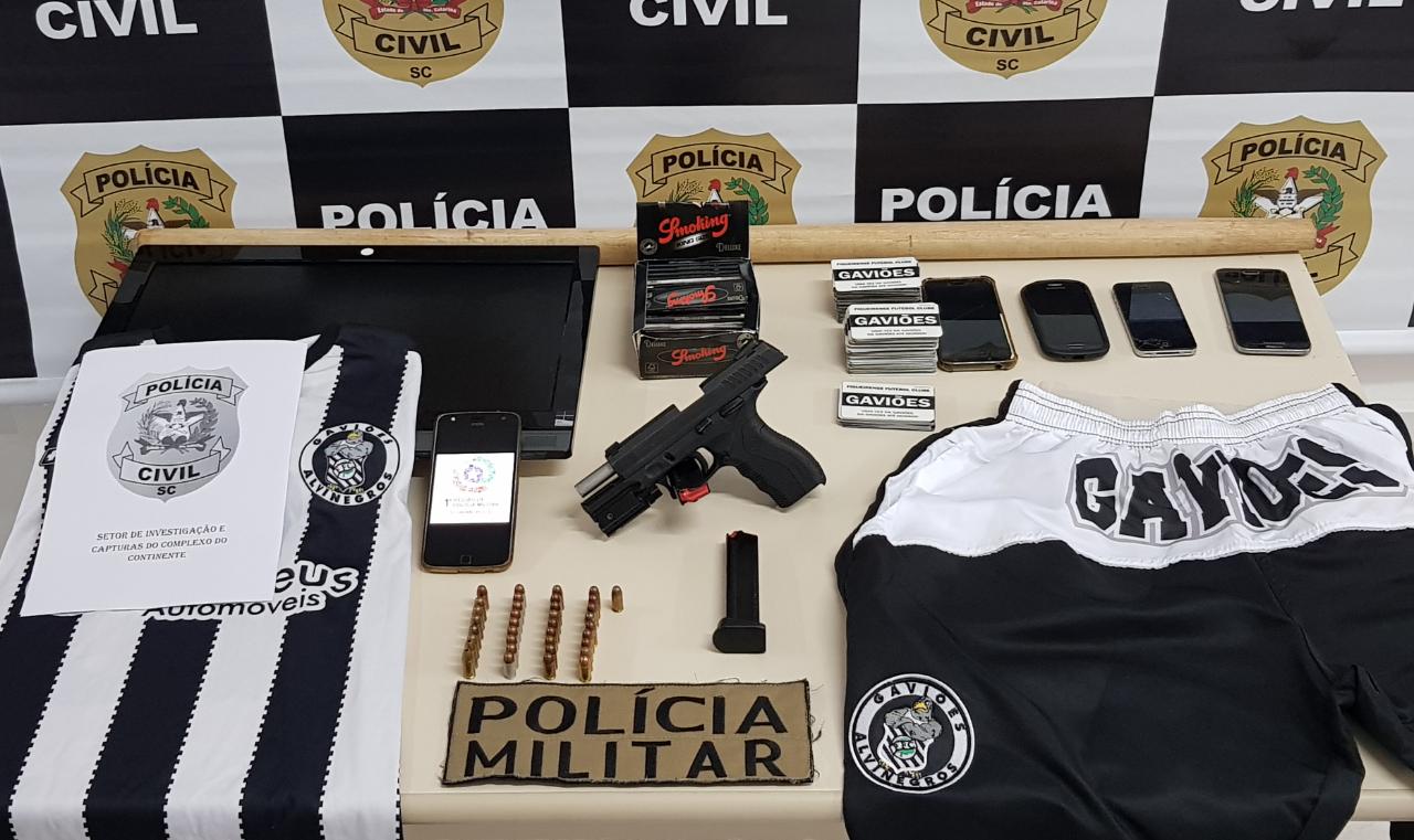 Polícia apreende arma em sede de torcida do Figueirense durante operação