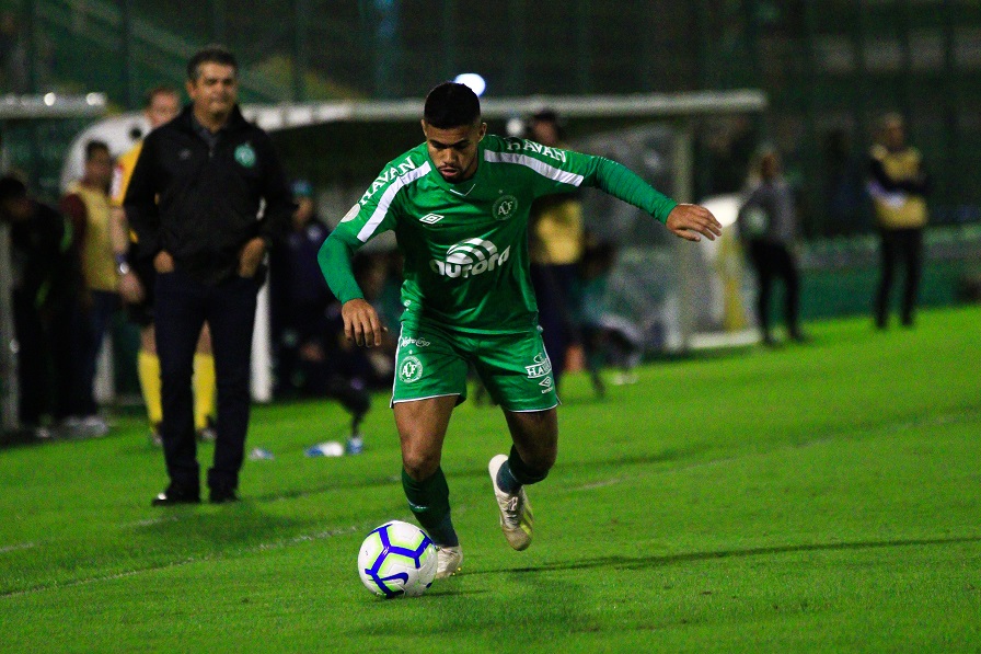 Prata da casa, lateral-direito pede desligamento e deixa a Chapecoense