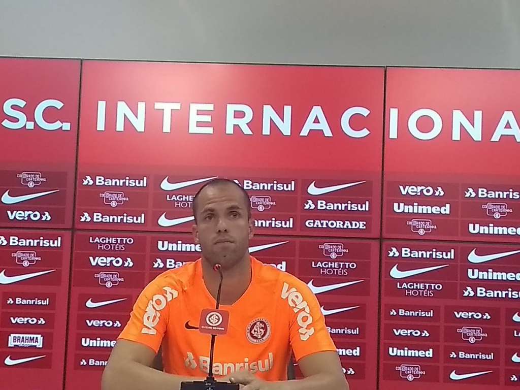 Emocionado e sem dormir, Marcelo Lomba pede desculpas por expulsão em Gre-Nal