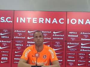 Emocionado e sem dormir, Marcelo Lomba pede desculpas por expulsão em Gre-Nal