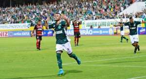 Atacante do Goiás revela uso de drogas e faz Edmundo chorar em programa