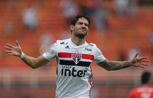 Em baixa, Alexandre Pato vê concorrência aumentar no ataque do São Paulo