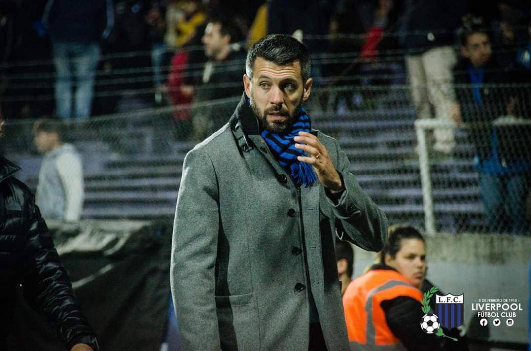 Com chance de perder Tiago, Athletico-PR sonda técnico uruguaio de 36 anos