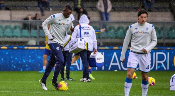 Por racismo a Balotelli, Verona terá que jogar com parte da arquibancada fechada