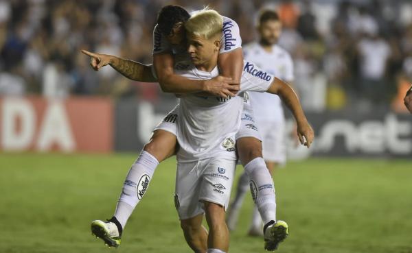 Meia do Santos revela cobrança para ser mais ‘fominha’ e elogia companheiros