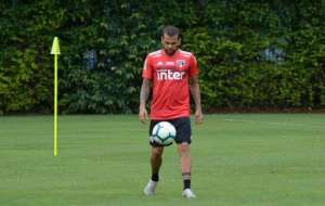 Lateral e volante treinam e devem reforçar o São Paulo contra o Fluminense