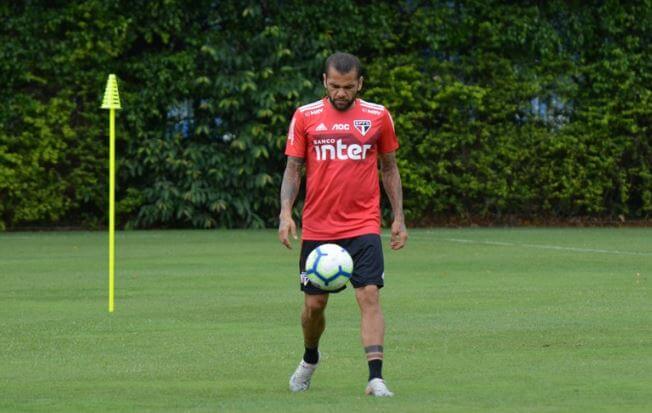 Lateral e volante treinam e devem reforçar o São Paulo contra o Fluminense