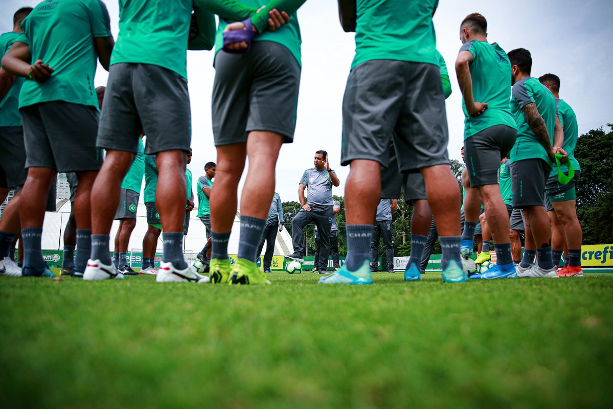 Chapecoense encara Bahia com retornos importantes e técnico mantido