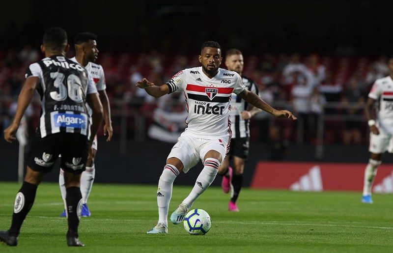 Reinaldo se vê entre os melhores laterais e sonha com a seleção brasileira