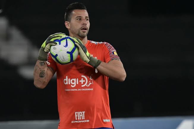 Herói em empate, goleiro ressalta espírito de luta do Cruzeiro