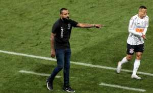 Coelho relembra história no Corinthians e elogia elenco após estreia com vitória