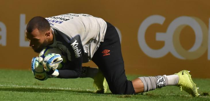 Após vitória na Ressacada, Everson ainda confia no Santos na caça ao Flamengo