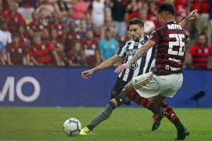 Com temor sobre segurança e focos diferentes, Botafogo e Flamengo duelam no Engenhão